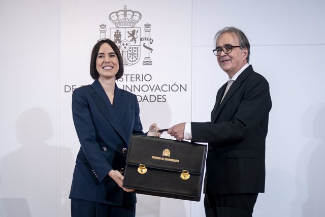 La hasta ahora ministra de Ciencia e Innovación en funciones, Diana Morant, recibe la cartera de Universidades del hasta ahora ministro de Universidades en funciones, Joan Subirats