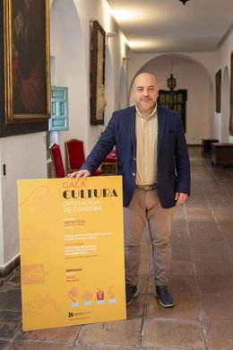 El delegado de Cultura en la Diputación de Córdoba, Gabriel Duque, junto al cartel de la III Gala de la Cultura.