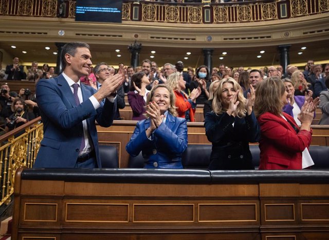 El recién nombrado presidente del Gobierno, Pedro Sánchez, es aplaudido tras finalizar la segunda sesión del debate de investidura.