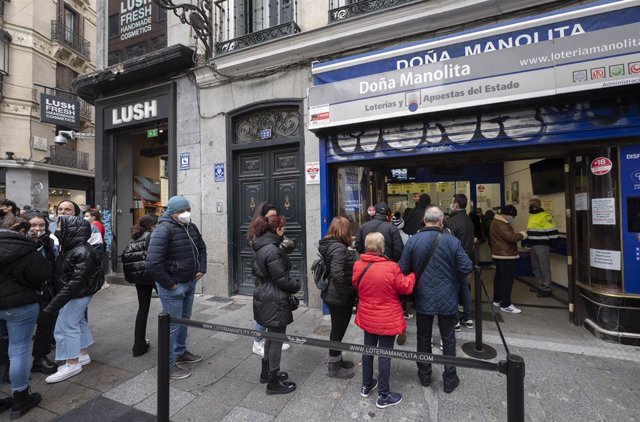 Archivo - Varias personas hacen cola en la Administración de Loterías 'Doña Manolita' cuando quedan menos de tres semanas para el Sorteo Extraordinario de la Lotería de Navidad, a 7 de diciembre de 2021, en Madrid (España).
