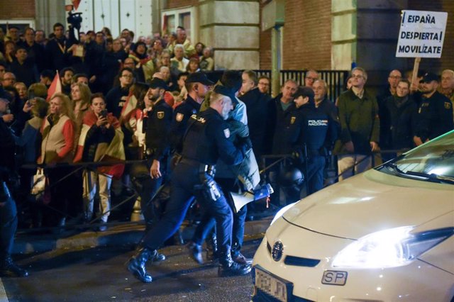 Un detenido durante una manifestación contra la amnistía frente a la sede del PSOE en Ferraz
