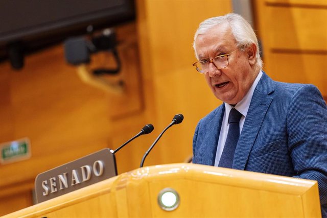 El senador del PP Javier Arenas interviene durante una sesión plenaria, en el Senado, a 14 de noviembre de 2023, en Madrid (España).
