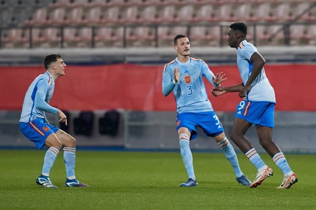 Samu Omorodion celebra un gol con la selección española sub-21.