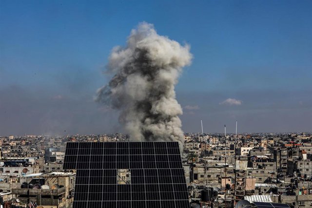 La ciudad de Rafá, en el sur de la Franja de Gaza, durante un bombardeo israelí