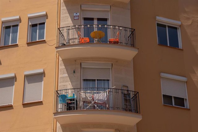 Archivo - Fachada de un edificio de viviendas, a 17 de mayo de 2023, en Barcelona, Cataluña (España).