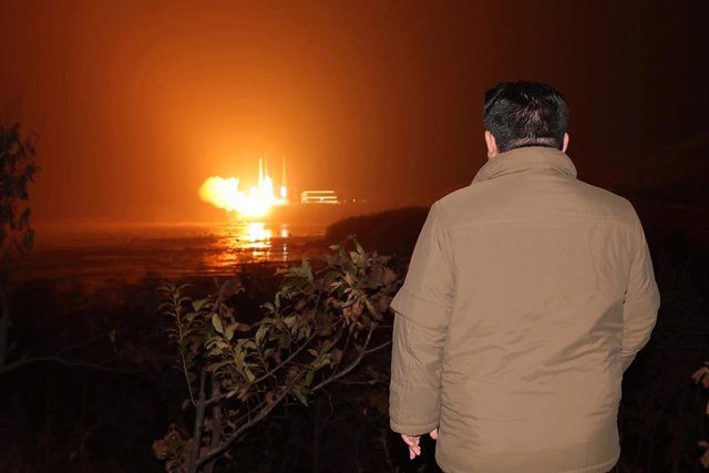 El dirigent nord-coreà, Kim Jong-un, observa el llançament d'un satèl·lit.