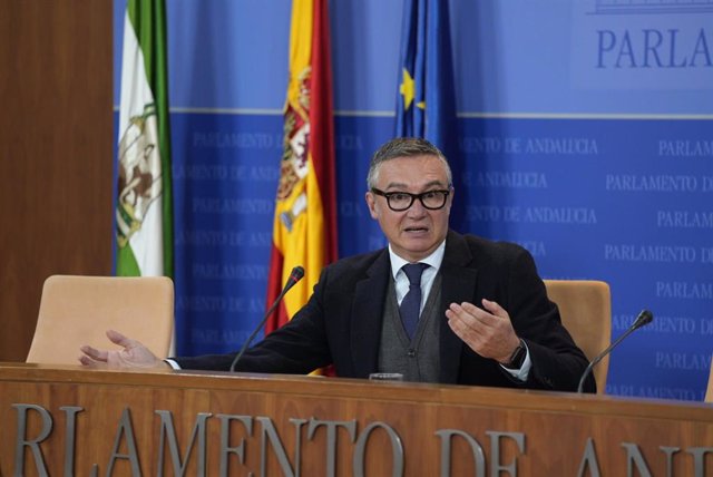 El portavoz de Vox en el Parlamento de Andalucía, Manuel Gavira, este miércoles en rueda de prensa.