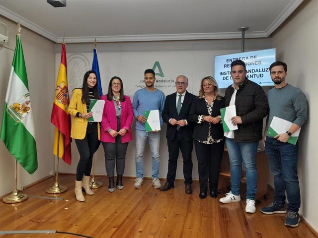 Entrega de resoluciones a jóvenes emprendedores
