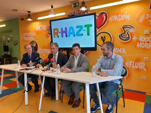 El consejero de Cultura, José Luis Pérez Pastor, junto al director del IRJ, Juan Diego Alcaide, el subdirector general de Estrategia de Salud Mental y Emocional, Carlos Piserra, y el psiquiatra infantojuvenil, Ignacio González Yoldi, presentan 'R-HAZ-T'