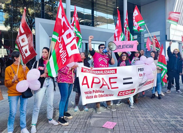 Imagen de archivo de PTIS e intérpretes de lengua de signos secundando una huelga convocada por CCOO ante la "precariedad" laboral del colectivo.