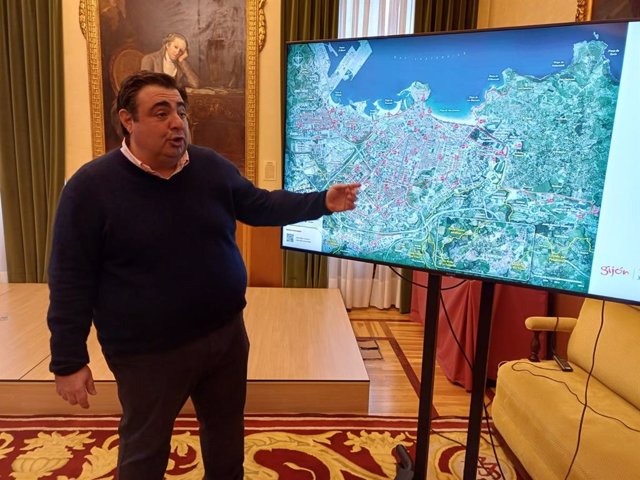 El concejal de Tráfico, Movilidad y Transporte Público del Ayuntamiento de Gijón, Pelayo Barcia, presenta el nuevo mapa de carriles bici y 'Gijón Bici'.