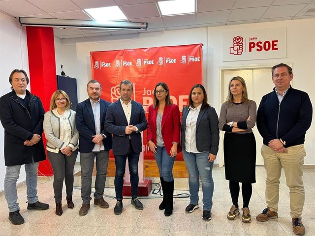 Julio Millán con concejales del PSOE en Jaén