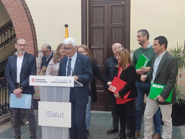 El conseller de Salud, Manel Balcells, junto a representantes sindicales