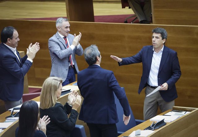 Carlos Mazón vuelve a su asiento en el pleno de Les Corts