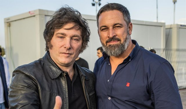 Archivo - El ganador de las PASO en Argentina, el ultraderechista y ultraliberal Javier Milei, con el líder de Vox, Santiago Abascal.