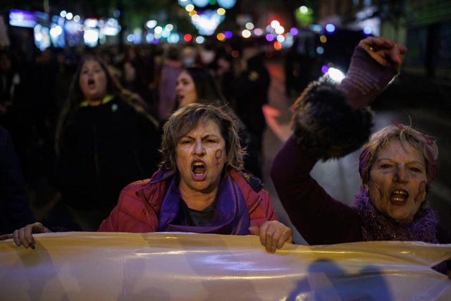 Archivo - Dos mujeres durante una manifestación contra las violencias machistas en el distrito de Vallecas, a 25 de noviembre de 2022, en Madrid (España).