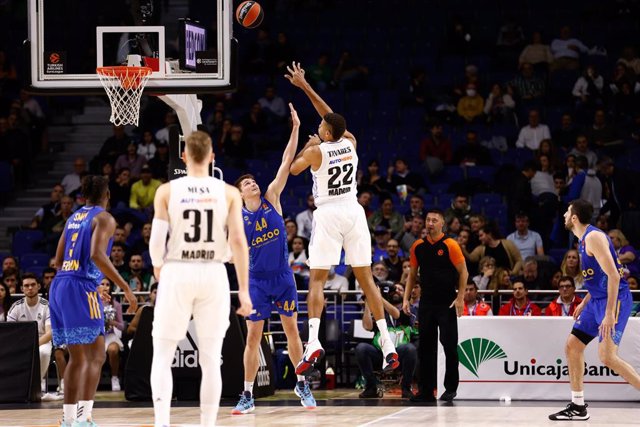 Archivo - Walter Tavares lanza a canasta en el Real Madrid-ALBA de la Euroliga 22-23