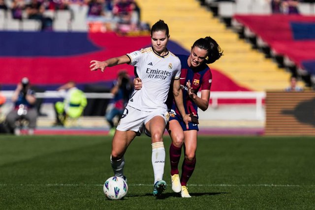 Signe Bruun pugna con Ingrid Engen en el FC Barcelona-Real Madrid de la Liga F 23-24