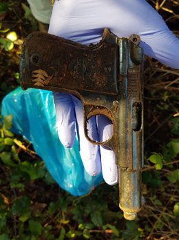 Archivo - Pistola hallada cerca del crimen de una mujer en Oza-Cesuras (A Coruña)