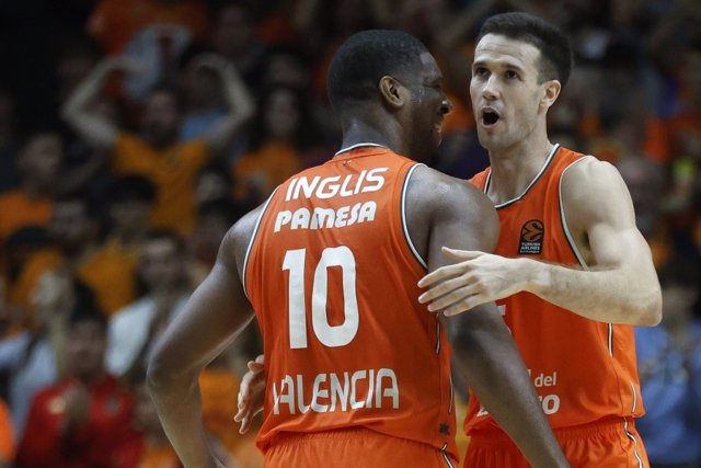 Damien Inglis celebra una canasta del Valencia Basket.