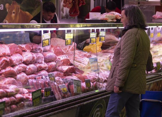 Archivo - Piezas de ternera expuestas en la carnicería de un mercado, a 15 de marzo de 2023, en Madrid (España). El Índice de Precios de Consumo (IPC) ha subido un 0,9% en febrero en relación al mes anterior y elevó una décima su tasa interanual, hasta el