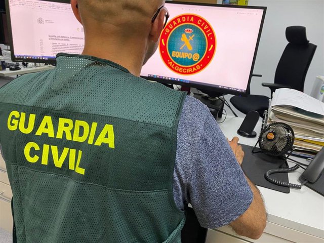 Archivo - Agente de la Guardia Civil de Algeciras trabaja delante de un ordenador