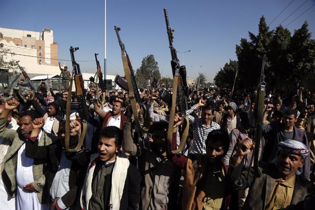 Archivo - Combatents houthis a Sanà (Iemen)