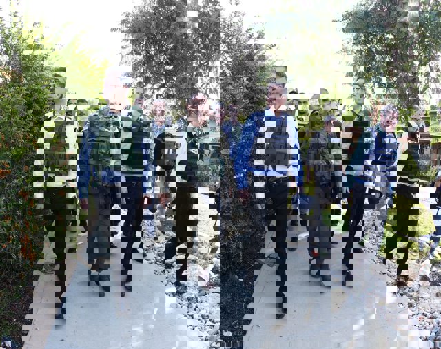 El ministro de Exteriores británico, David Cameron, junto a su homólogo israelí, Eli Cohen, en Israel.