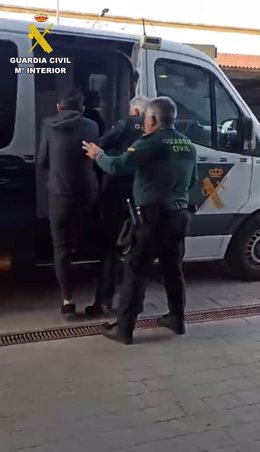 Momento de la detención del vecino de Utrera (Sevilla) que robaba a ancianas en calles poco transitadas.