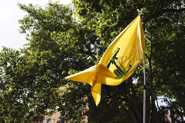 Archivo - Una bandera de Hezbollah 