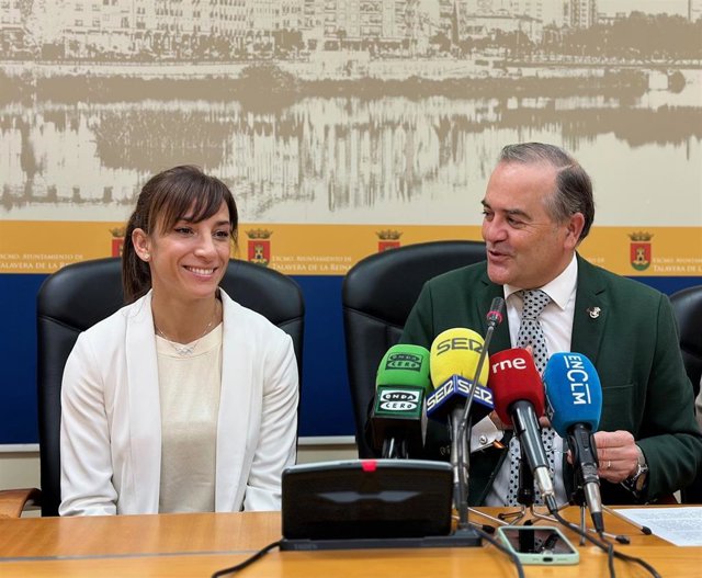 El alcalde de Talavera de la Reina, José Julián Gregorio, ha presentado el I Élite Training Camp de Karate, un evento deportivo que bajo la guía de la campeona olímpica Sandra Sánchez y del coach Jesús del Moral.