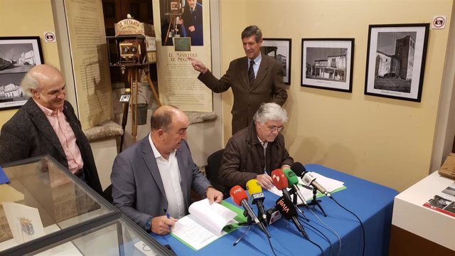 Javier Román, el presidente De Vicente y Ángel Román firmando la cesión de la cámara, y el director del Museo Rodera Robles, Rafa Cantalejo, junto a la máquina.