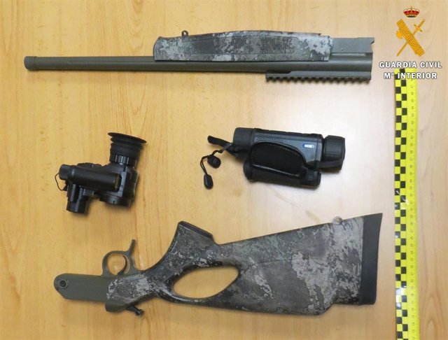 Rifle y miras de caza intervenidas al sospechoso de caza furtiva.