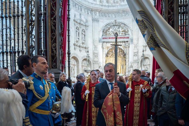 El alcalde de Sevilla, José Luis Sanz, porta la espada de Fernando III por la Catedral de Sevilla por motivo del día de San Clemente.