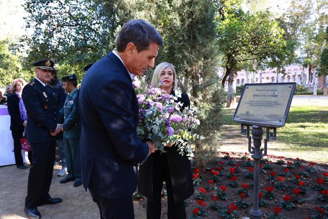 El delegado del Gobierno de España en Andalucía, Pedro Fernández, deposita un ramo de flores delante del monolito situado en la glorieta de los Cipreses, en el Parque de María Luisa, que recuerda a todas las víctimas de la violencia de género.