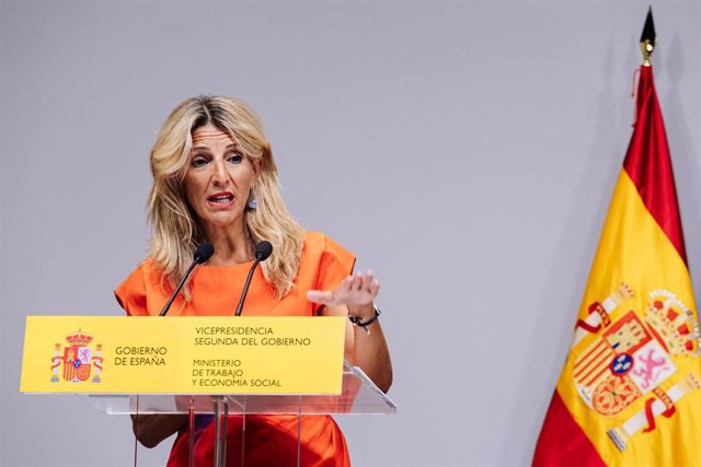 Archivo - La vicepresidenta segunda y ministra de Trabajo y Economía Social en funciones, Yolanda Díaz, ofrece una rueda de prensa tras una reunión en la sede del Ministerio, a 28 de agosto de 2023, en Madrid (España). 