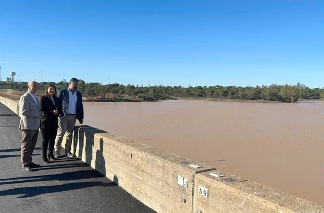 La consejera de Agricultura, Pesca, Agua y Desarrollo Rural, Carmen Crespo, ha inaugurado este jueves la mejora integral de la presa de Los Machos junto a los alcaldes de Cartaya, Manuel Barroso; y de Lepe, Juan Manuel González.