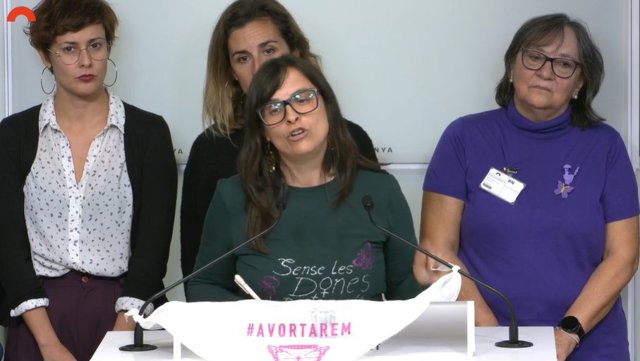 La activista andorrana Vanessa Mendoza en rueda de prensa en el Parlament