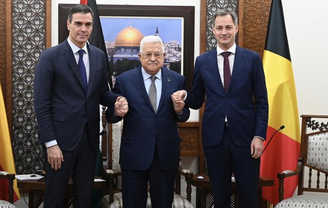 El presidente del Gobierno, Pedro Sánchez, junto al primer ministro de Bélgica, Alexander De Croo y el presidente de la Autoridad Nacional de Palestina, Mahmud Abás, en la sede e la Autoridad Nacional de Palestina, en Ramallah.
