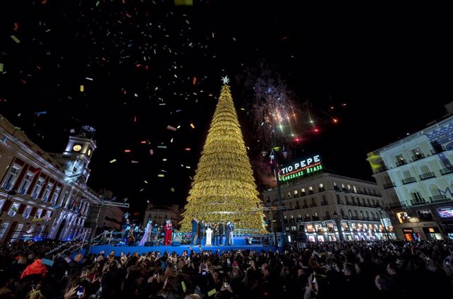 Centenares de personas asisten al encendido de luces de navidad, en la Puerta del Sol, a 23 de noviembre de 2023, en Madrid (España). La Puerta del Sol de Madrid congrega a cerca de 12.000 personas en el encendido de las luces de Navidad, con un despliegu