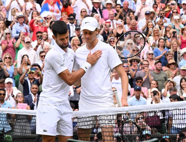 Archivo - Novak Djokovic consuela a Jannik Sinner en Wimbledon.