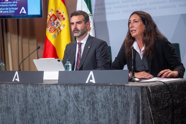 El consejero de Sostenibilidad, Medio Ambiente y Economía Azul y portavoz del Gobierno andaluz, Ramón Fernández-Pacheco, y la consejera de Inclusión Social, Juventud, Familias e Igualdad, Loles López, en una foto de archivo.