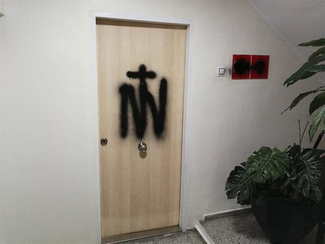 Pintadas aparecidas este viernes en la sede del PSOE provincial de Almería