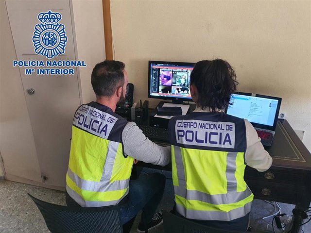 Agentes especializados en el rastreo de vídeos de contenido pedófilo.