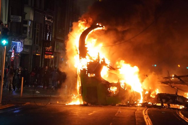 Disturbios en Dublín tras el apuñalamiento junto a una escuela