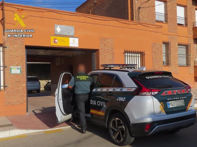 Archivo - Un coche patrulla de la Guardia Civil