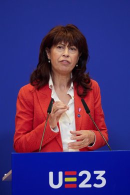 La ministra de Igualdad, Ana Redondo, durante una rueda de prensa tras una reunión informal ministerial de Igualdad en Pamplona, Navarra (España).  