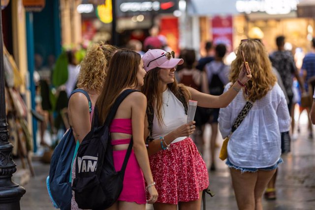 Archivo - Unas turistas se fotografían con el movil, a 15 de julio de 2023, en Palma, Mallorca.