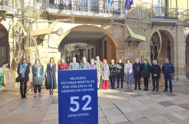 Miembros de la Corporación de Oviedo del PP, PSOE e IU-Convocatoria por Oviedo se concentran frente al Ayuntamiento contra la violencia de género.