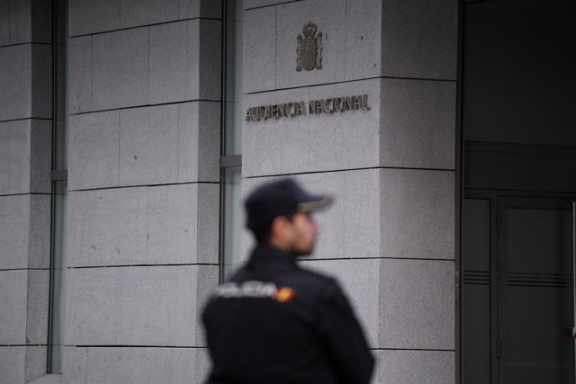 Archivo - Un agent a l'Audiència Nacional